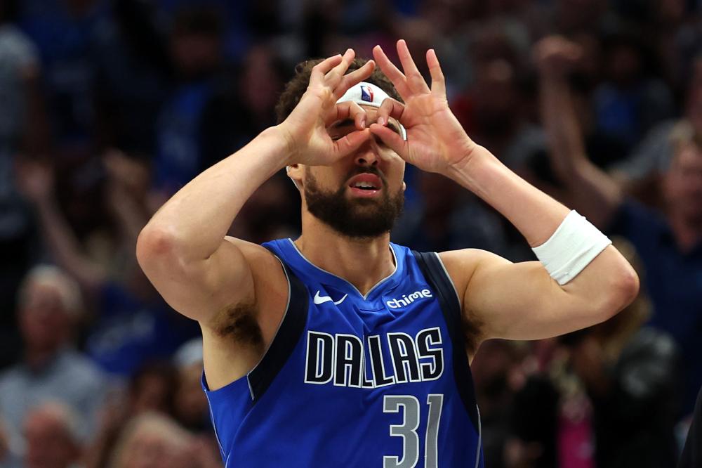 同时坚定走 同时坚定走