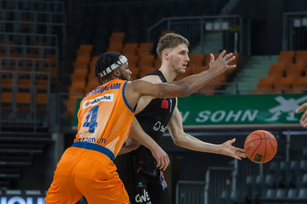 随着转会窗 随着转会窗